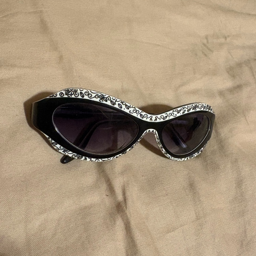 Anna Sui , cat eyes , Black and white ,sun glasses
